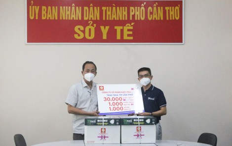 Công ty Cổ phần giấy Vĩnh Tiến tặng khẩu trang và đồ bảo hộ cho Sở Y tế TP Cần Thơ