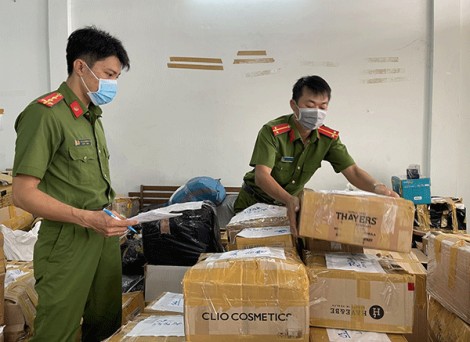Phát hiện 4 cửa hàng kinh doanh hàng hóa không rõ nguồn gốc