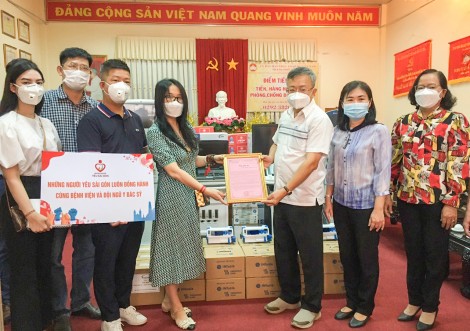 Tiếp nhận thiết bị, vật tư y tế, hàng hóa phòng, chống dịch COVID-19