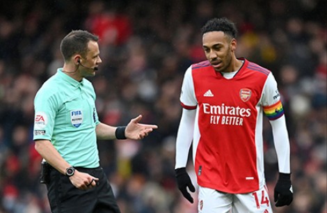 Khó hiểu chiếc băng thủ quân của Arsenal