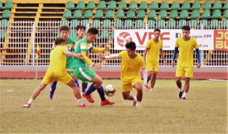 Đấu tập với tuyến trẻ, đội Cần Thơ rà soát lực lượng trước mùa bóng mới