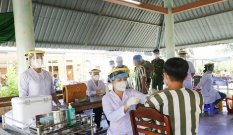 Tiêm vaccine ngừa COVID-19 cho can, phạm nhân