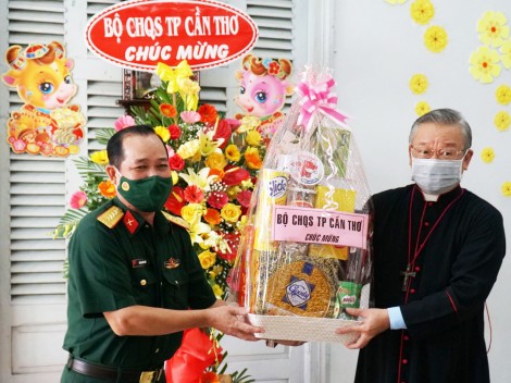 Bộ Chỉ huy Quân sự thành phố chúc mừng Giáng sinh
