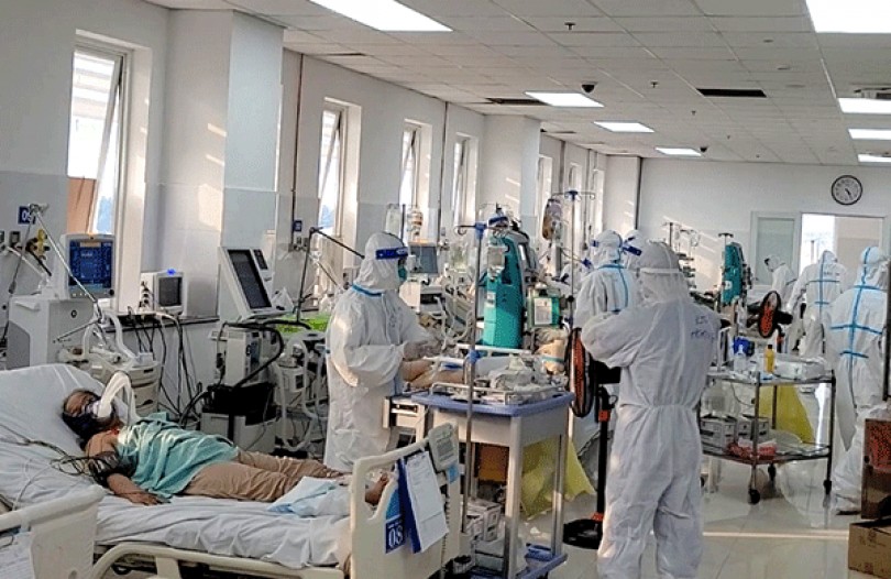 Thủ tướng yêu cầu tăng cường công tác điều trị, giảm ca chuyển nặng, tử vong do COVID-19