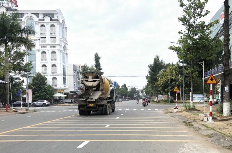 Lắp biển báo, sơn vạch kẻ tim đường Lý Thái Tổ và đường Trần Văn Trà