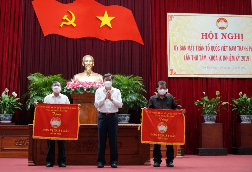 Đẩy mạnh các phong trào thi đua yêu nước, các cuộc vận động đáp ứng nguyện vọng và lợi ích chính đáng của nhân dân