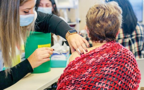 Nhiều nước tiêm mũi vaccine thứ tư
