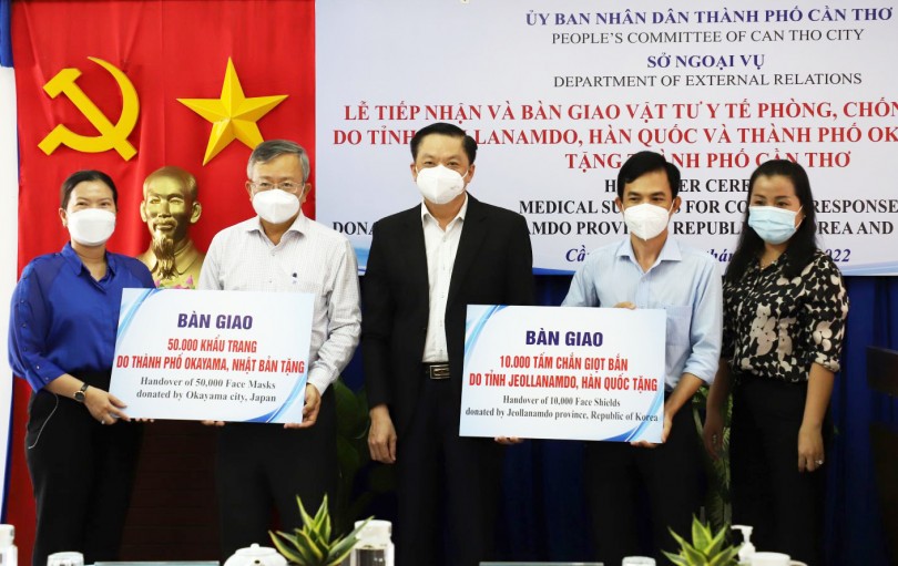 Tiếp nhận và bàn giao vật tư y tế phòng, chống dịch COVID-19