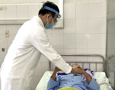 Cứu sống bệnh nhân tự đóng đinh vào đầu