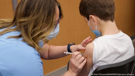 Nhiều nước phạt tiền người không tiêm vaccine