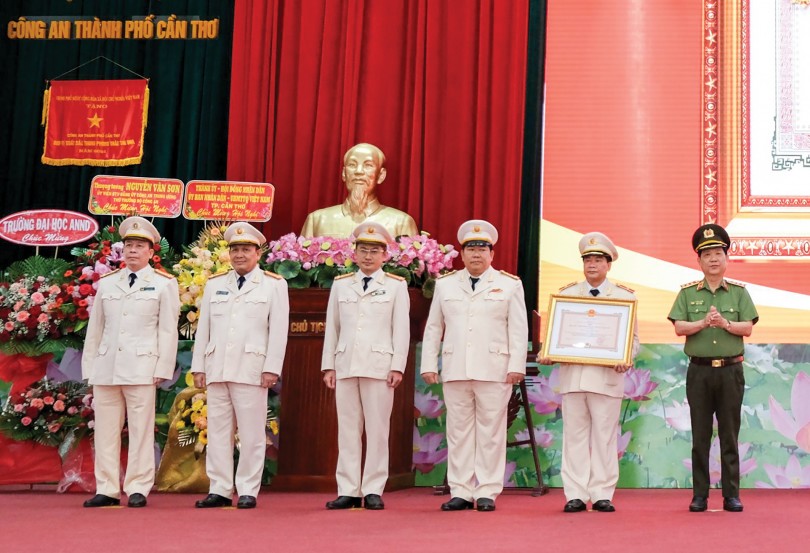 Công an TP Cần Thơ nhận Huân chương bảo vệ Tổ quốc hạng Nhất