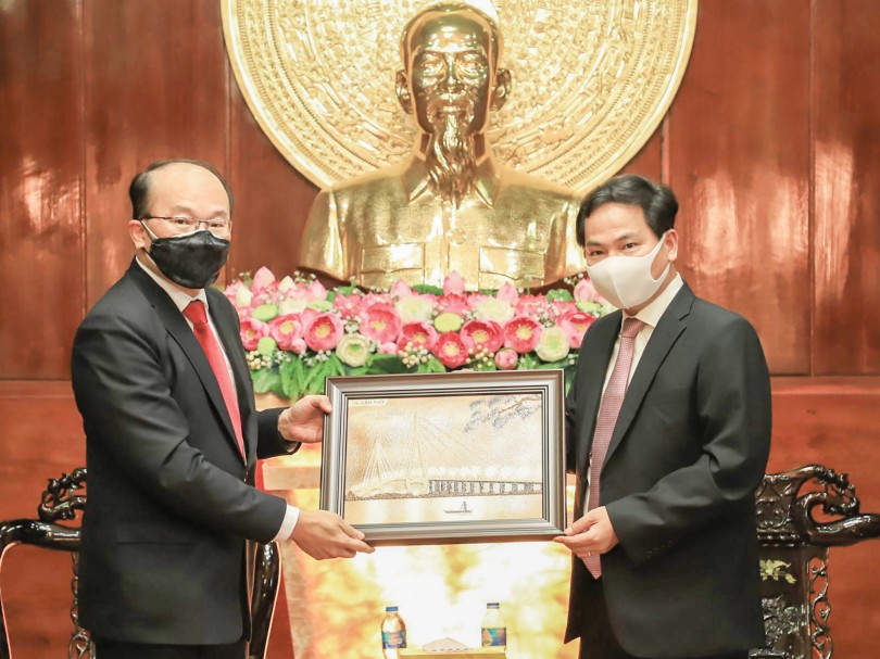 Đẩy mạnh quan hệ hợp tác quốc tế