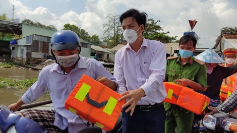 Kiểm tra và tuyên truyền đảm bảo trật tự an toàn giao thông tại các bến khách ngang sông