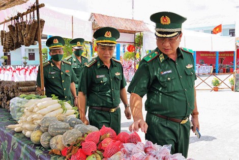 "Xuân Biên phòng - ấm lòng người dân biển"