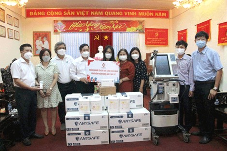 Tiếp nhận thiết bị, vật tư y tế phòng, chống dịch COVID-19