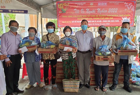 Trao tặng quà hỗ trợ hộ nghèo, gia đình khó khăn đón Tết vui tươi, đầm ấm