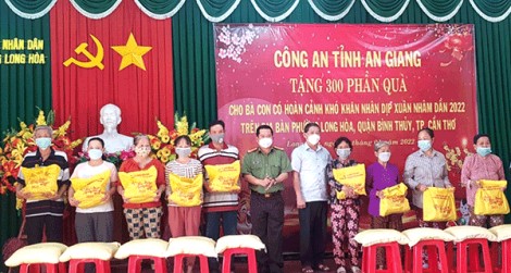 Tặng  quà Tết cho cụ già neo đơn, hộ nghèo, hộ khó khăn do ảnh hưởng dịch COVID-19