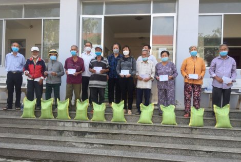 Tặng quà Tết cho hội viên cận nghèo, có hoàn cảnh khó khăn