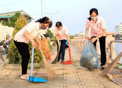 Phát huy vai trò phụ nữ trong giữ gìn trật tự an toàn giao thông, văn minh đô thị