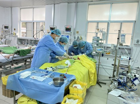Chuyển máy ECMO trong đêm, cứu sống bệnh nhân 16 tuổi nguy kịch
