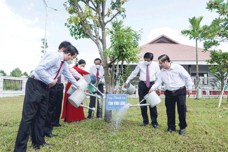 Ðoàn công tác tỉnh Vĩnh Long thắp hương, cung tiến hiện vật và trồng cây tại Ðền thờ Vua Hùng tại TP Cần Thơ