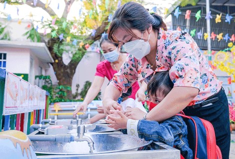 Hướng dẫn mới nhất về xử trí ca mắc COVID-19 trong trường học và tổ chức học bán trú