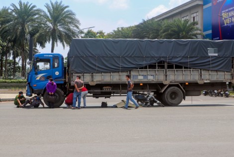 Xe tải đụng mô tô, gây chết người