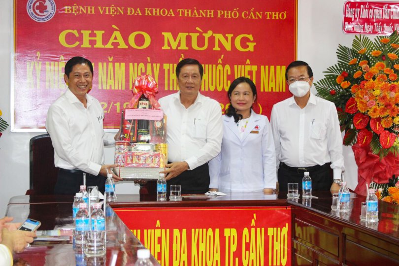 Đồng chí Phạm Văn Hiểu đến thăm các bệnh viện nhân Ngày Thầy thuốc Việt Nam