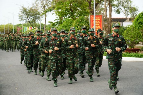 Cán bộ, chiến sĩ LLVT thành phố tham gia Ngày chạy thể thao quân sự