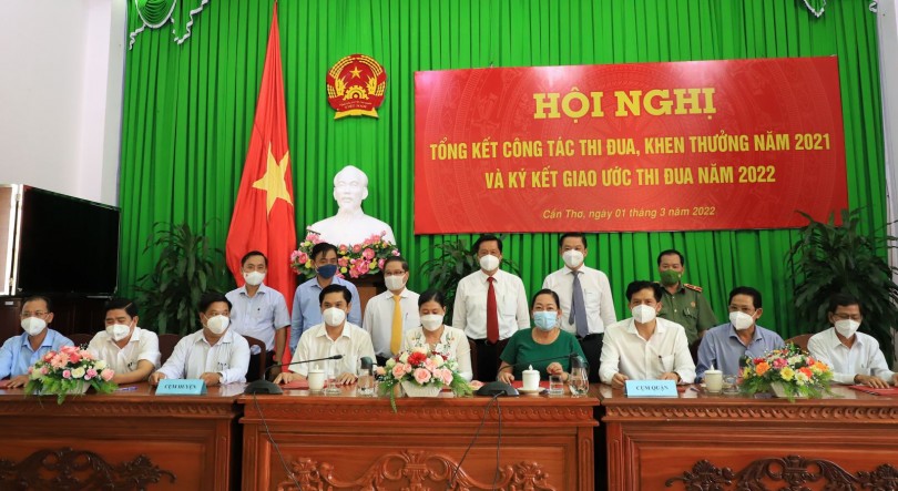 Tích cực thi đua yêu nước bằng các chương trình, hành động cụ thể với quyết tâm cao nhất