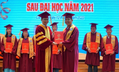 Trao bằng tốt nghiệp sau đại học cho hơn 800 tân khoa