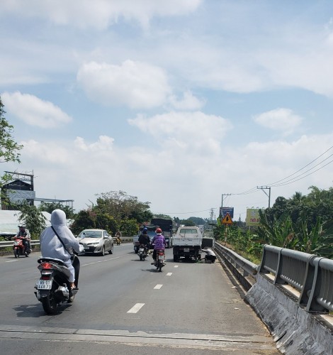 Thiếu cảnh báo khi sửa chữa ô tô trên đường - tiềm ẩn nhiều nguy hiểm