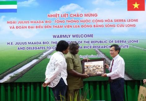 Lãnh đạo thành phố tiếp Tổng thống Julius Maada Bio và phu nhân