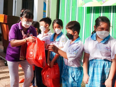 Trao 200 phần quà trong chương trình “Tiếp sức đến trường”