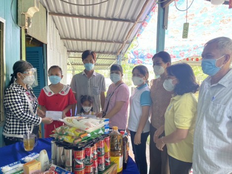 Trao quà cho trẻ mồ côi vì dịch COVID-19