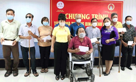 Tặng quà thương binh, bệnh binh nặng