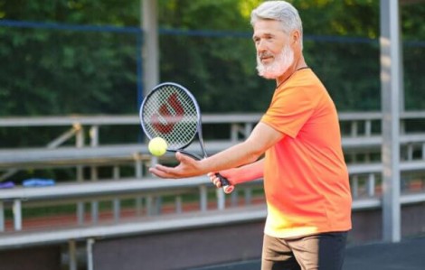 Chơi golf hoặc tennis ở tuổi trung niên giúp phòng ngừa Alzheimer