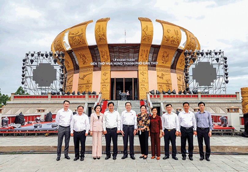 Ðồng chí Trần Thanh Mẫn, Phó Chủ tịch Thường trực Quốc hội, thắp hương và trồng cây tại Ðền thờ Vua Hùng tại TP Cần Thơ