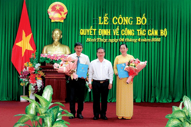 Trao quyết định phê chuẩn kết quả bầu Chủ tịch, Phó Chủ tịch UBND quận Bình Thủy