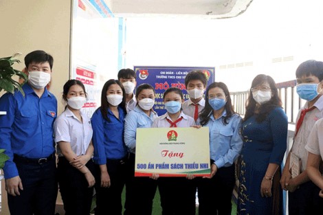 Hội đồng Ðội Trung ương thăm và tặng quà cho thiếu nhi tại TP Cần Thơ