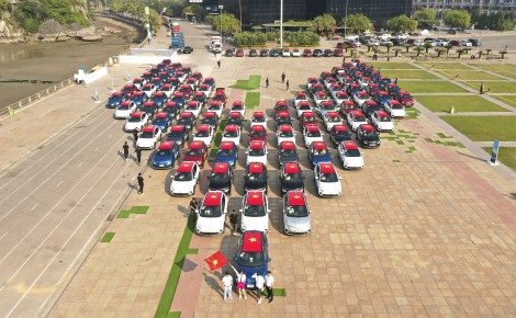 Kỷ lục Việt Nam: 100 xe ô tô điện VF e34 chinh phục địa đầu Tổ quốc