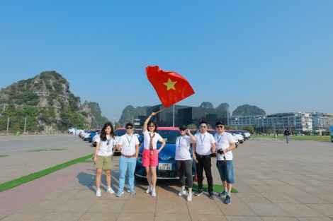 Dàn sao Việt phấn khích với caravan ô tô điện kỷ lục Việt Nam