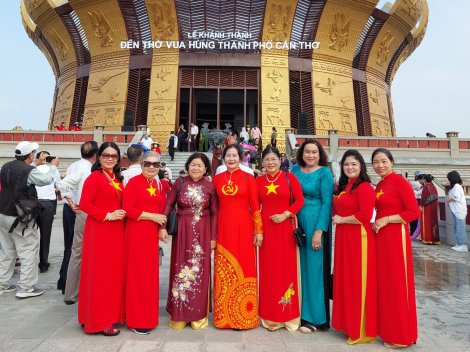 Hàng ngàn lượt khách tham quan, chiêm bái Đền thờ Vua Hùng tại TP Cần Thơ mỗi ngày