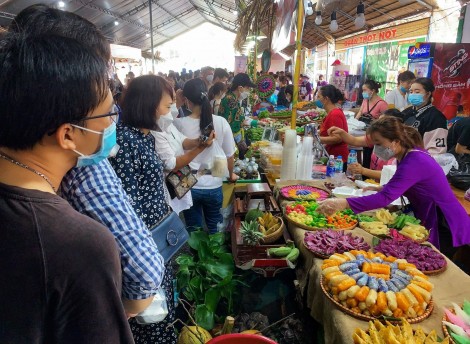 Hàng trăm ngàn người đến Lễ hội Bánh dân gian Nam Bộ