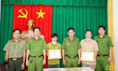 Tặng giấy khen người dân dũng cảm bắt tội phạm