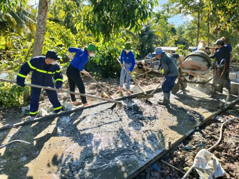 Đoàn viên thanh niên tham gia xây dựng đường giao thông