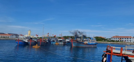 Âu tàu thuộc Hải đoàn 129 đón gần 450 ngư dân vào trú tránh thời tiết xấu