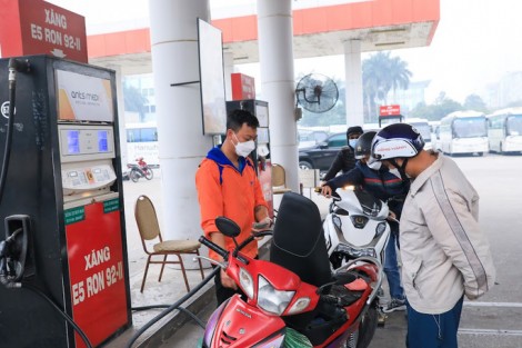 Giá xăng giảm hơn 800 đồng/lít từ 15 giờ ngày 12-4