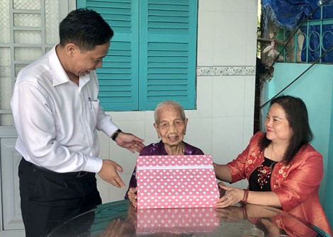 Lãnh đạo UBND thành phố thăm, tặng quà Mẹ Việt Nam Anh hùng