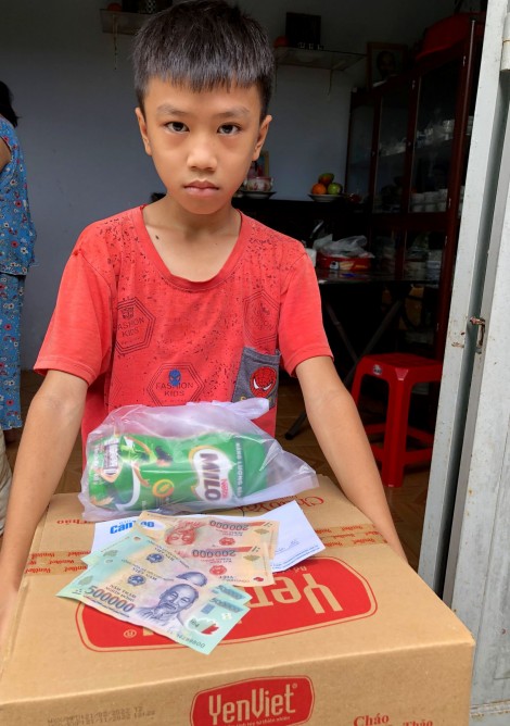 Trao tiền từ thiện